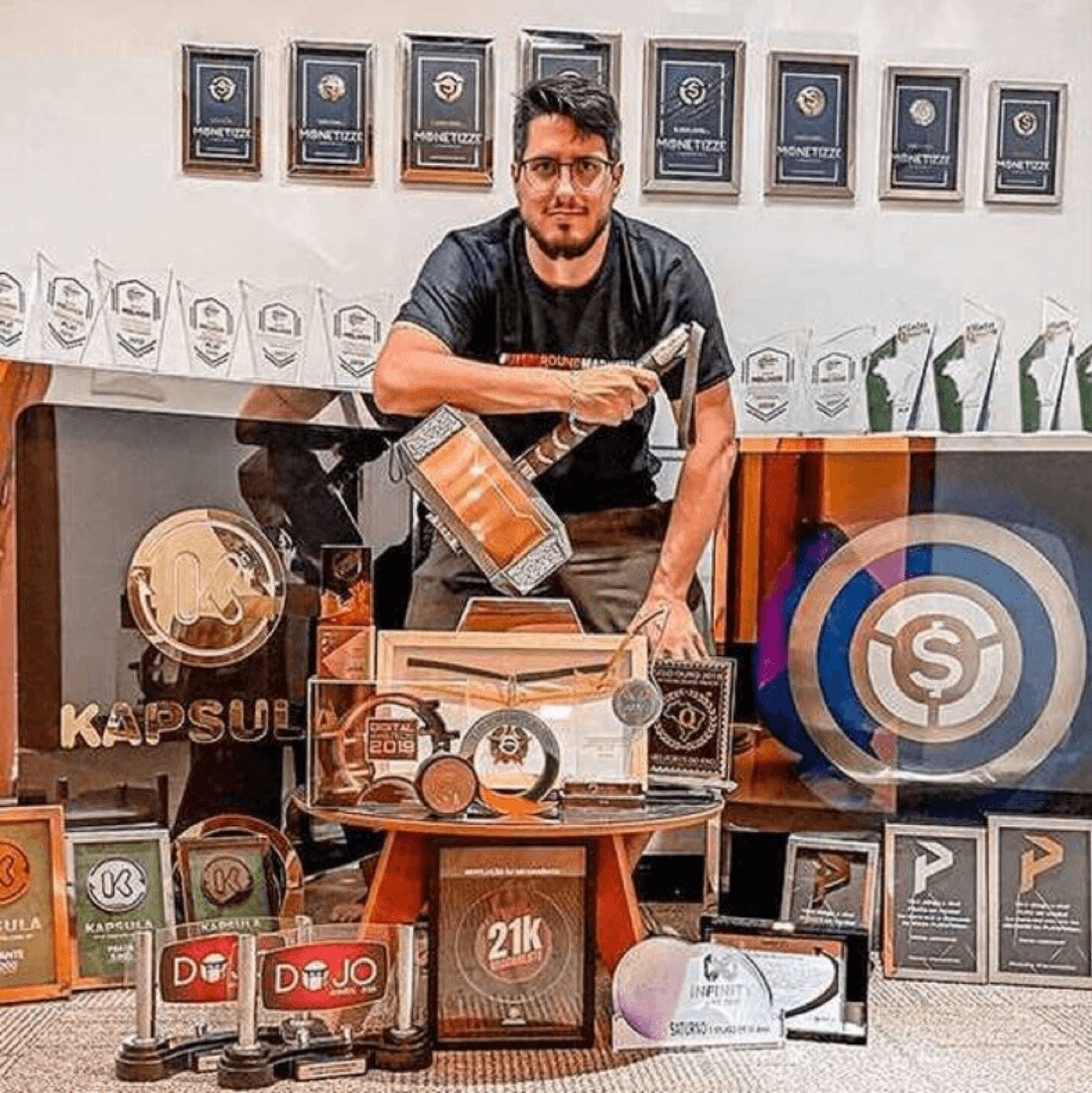 Marcio Marçal cercado por dezenas de prêmios nacionais e internacionais conquistados com a 7Play